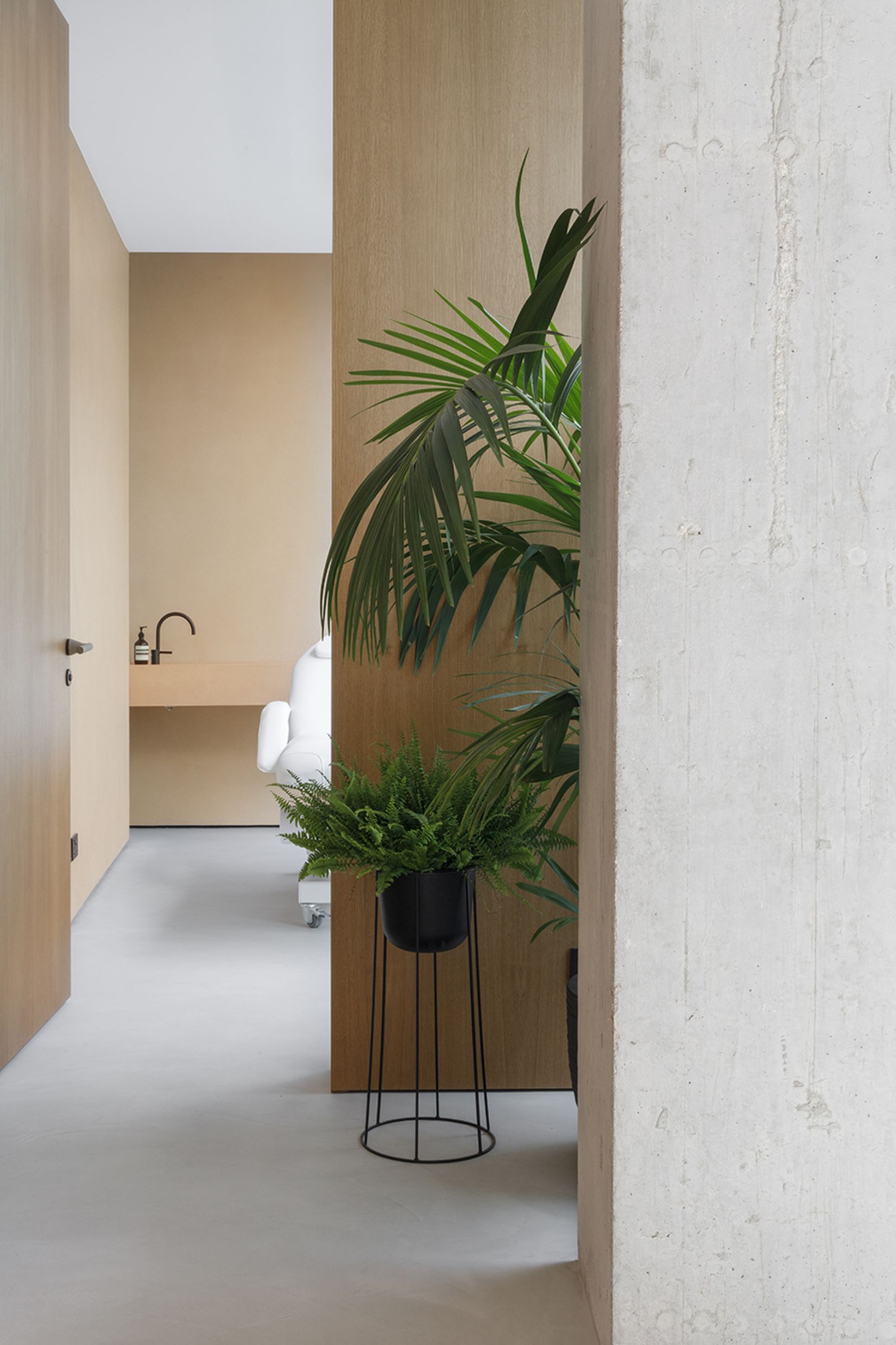 High-end retail space with seamless finishes