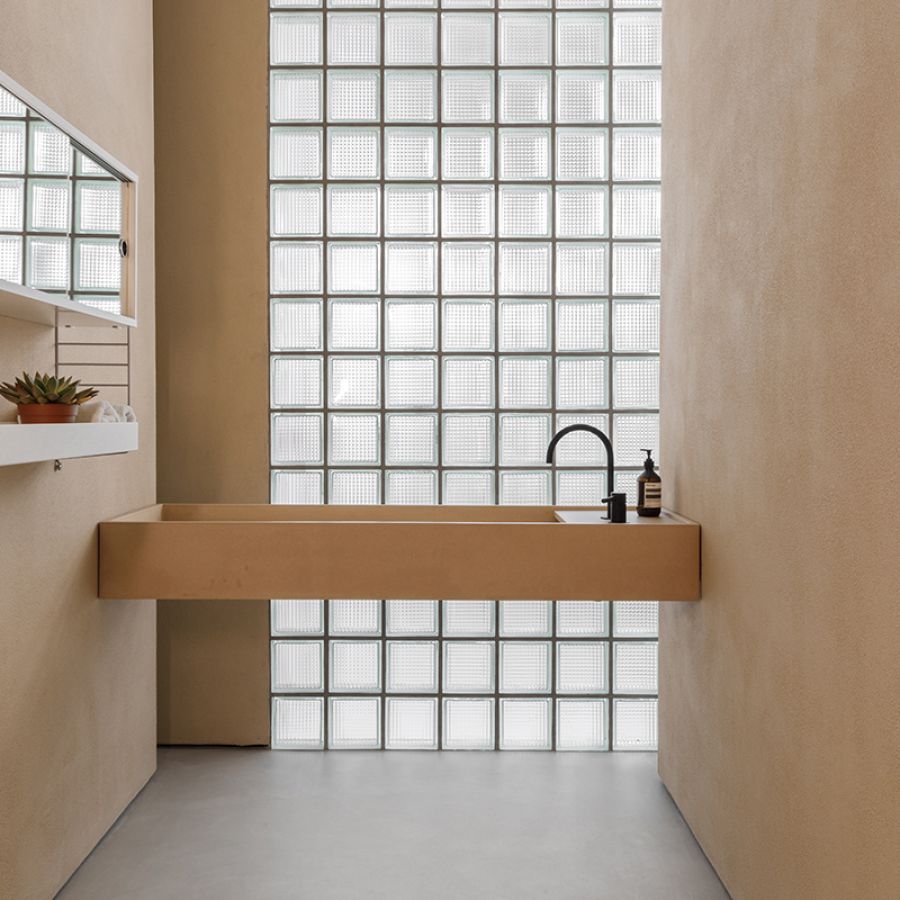 Custom sink and bathroom elements in resin